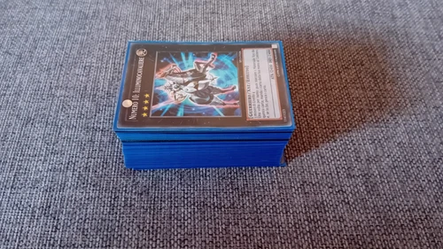 Lotti misti di carte gioco collezionabili yu-gi-oh!