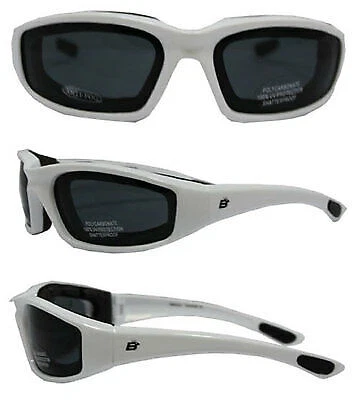 Cascos y accesorios blancos para motocicletas y deportes de motor