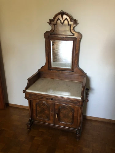 Armadi d'antiquariato toilette