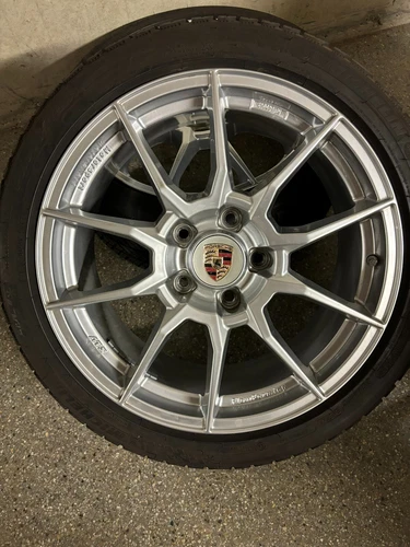 Kompletträder fürs Auto mit 5 ATS